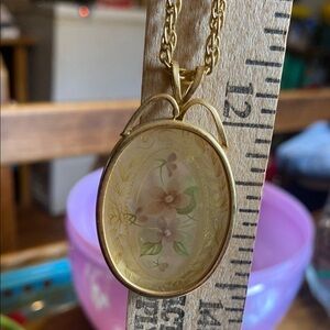 Elegant Gold Floral Pendant Necklace